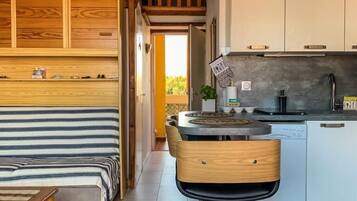 Een koelkast, een microgolfoven, een oven, een kookplaat