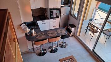 Een koelkast, een microgolfoven, een oven, een kookplaat