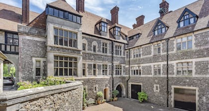 Sumptuous Manor House, sleeps 8, dog friendly close to Lyme Regis.