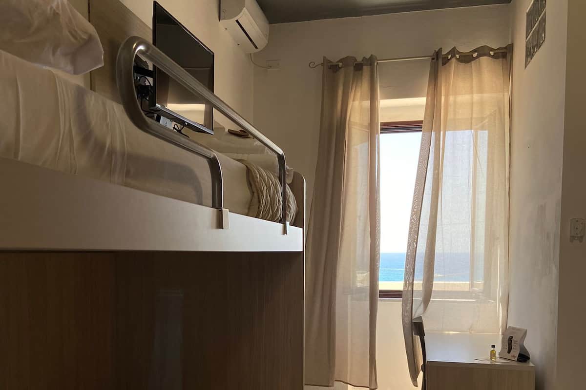 Minibar, wifi gratis y ropa de cama