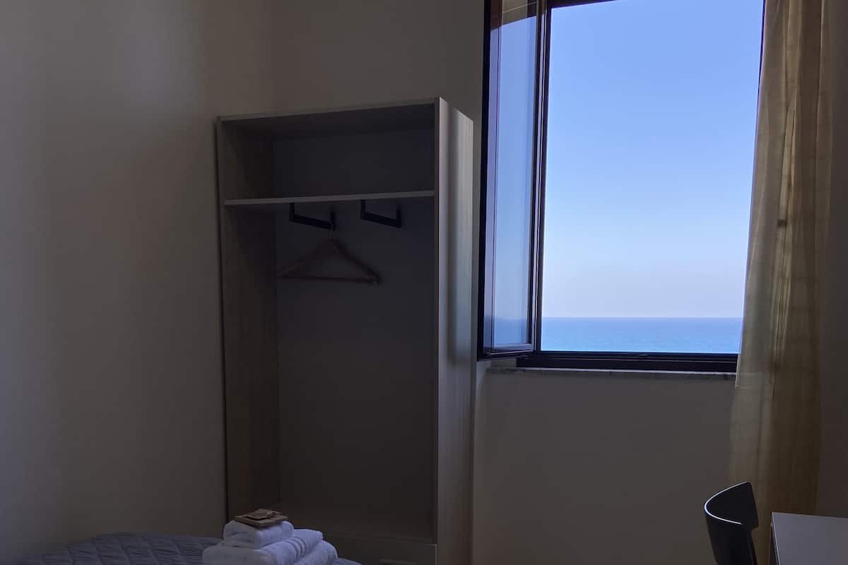 Single Room | 1 bedroom, minibar, free WiFi, bed sheets