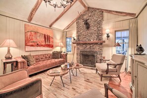 TV, fireplace, books - Mirror Lake Cabin ~ 1 Mi to Dtwn Highlands! (Highlands)