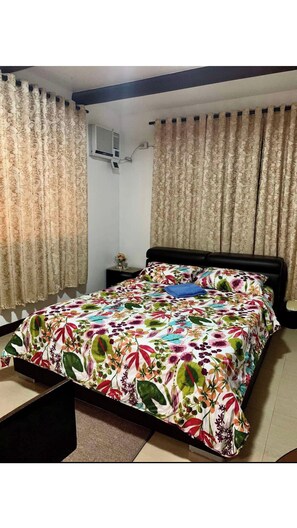 3 bedrooms, bed sheets - JKL Luxury Holiday Loghomes with outdoor Jacuzzi (Tagaytay)