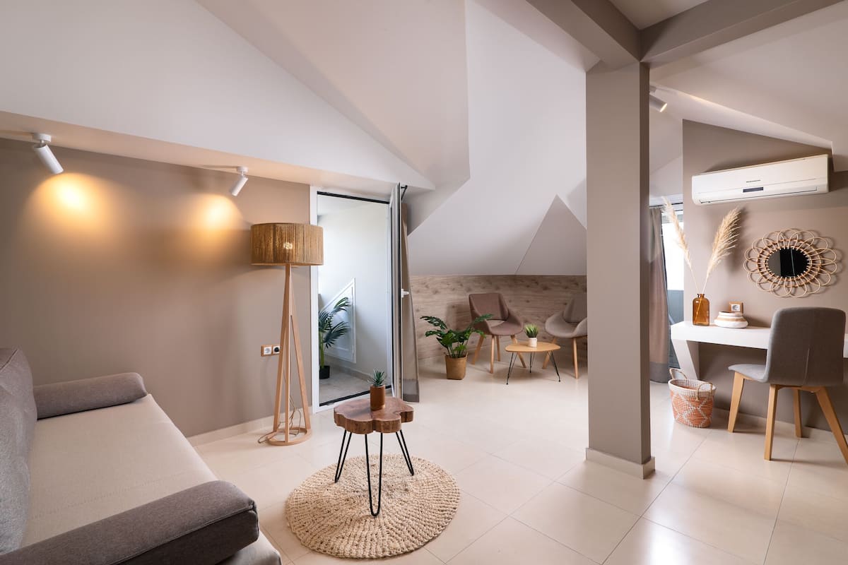 Deluxe Studio Suite | 1 bedroom, in-room safe, desk, blackout curtains