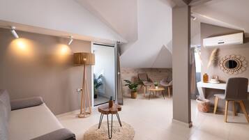 Deluxe Studio Suite | In-room safe, desk, blackout curtains, soundproofing