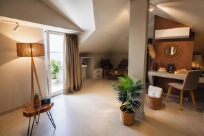 Deluxe studio suite | Een kluis op de kamer, een bureau, verduisterende gordijnen
