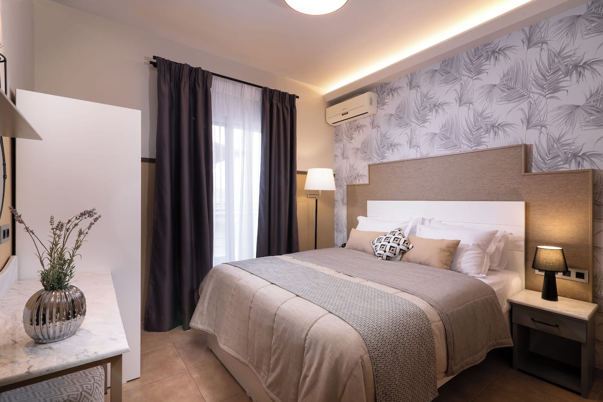 Economy Double Room | 1 bedroom, in-room safe, desk, blackout curtains