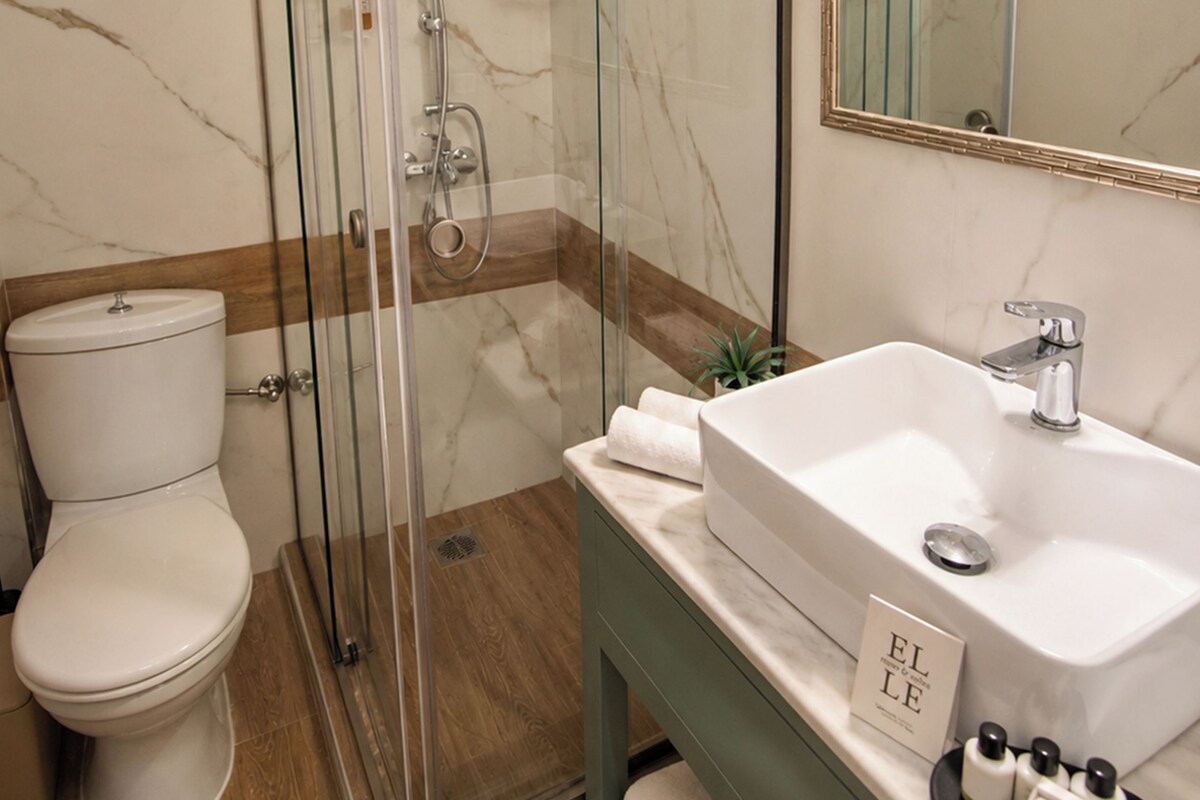 Kamar mandi | Shower, pengering rambut, sandal, dan handuk