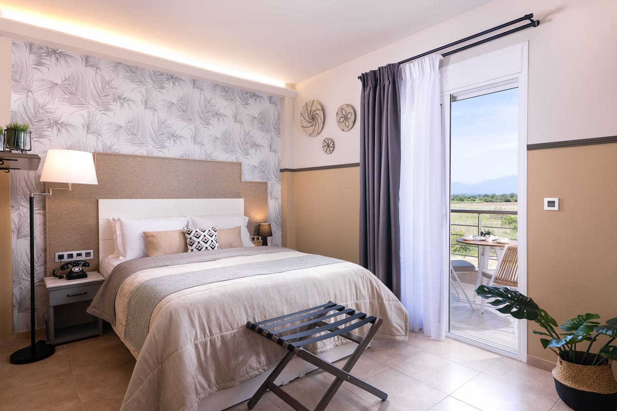 Standard Room | 1 bedroom, in-room safe, desk, blackout curtains