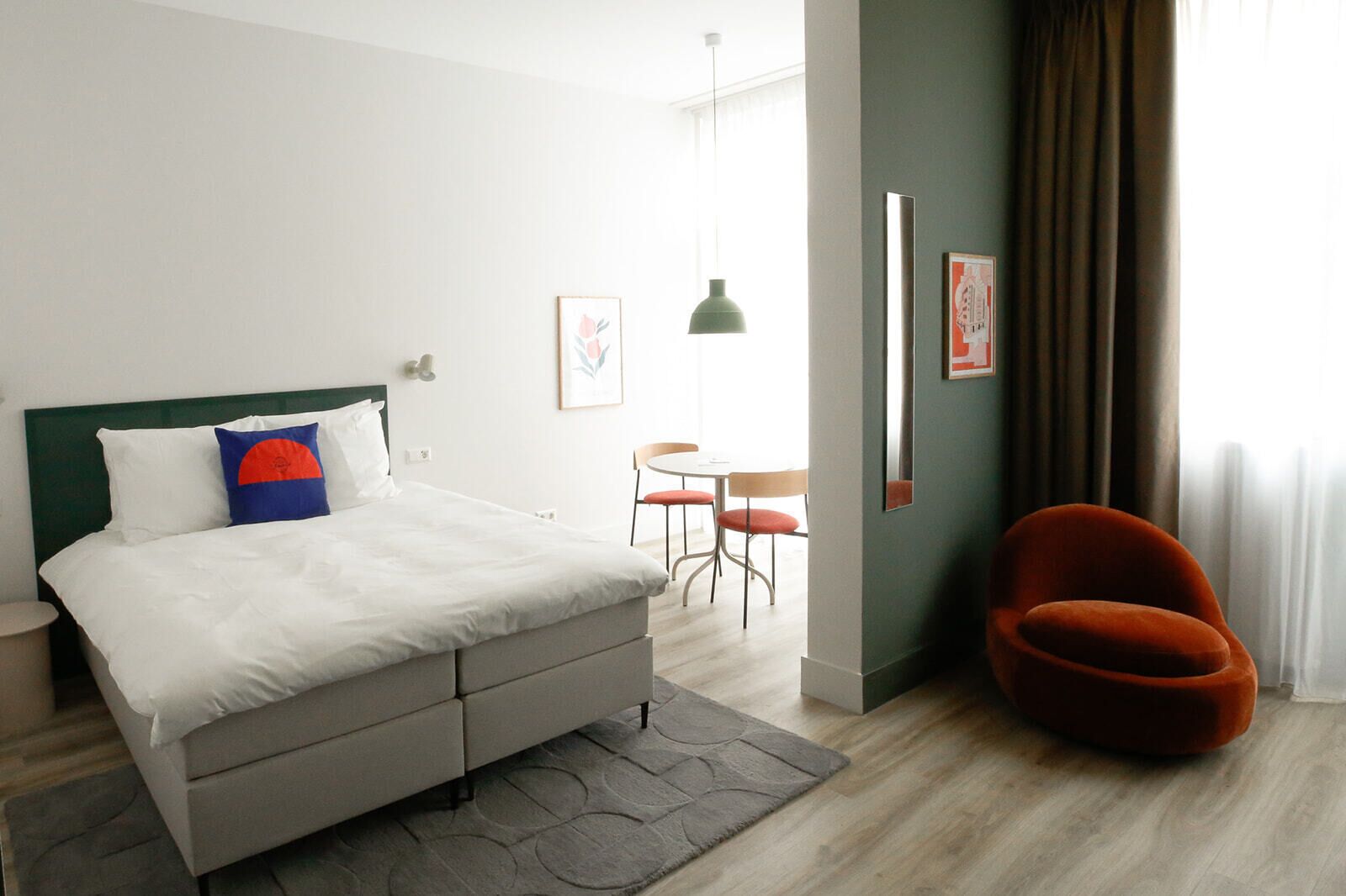 Une chambre d’hôtel moderne, équipée d’un lit, d’un bureau et d’une chaise.