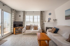 Fireplace, stereo - Vacation Home 'Casa Carolina Holiday Rental Nerja' close to the Beach with Shared Pool & Wi-Fi (Nerja)