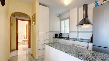 Een koelkast, een magnetron, een oven, een kookplaat