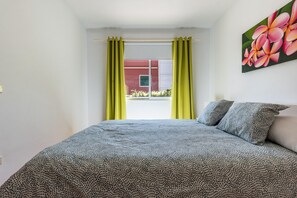 2 bedrooms, iron/ironing board, free WiFi, bed sheets - Apartment 'Parque Las Flores' with Sea View, Shared Pool, Balcony & Wi-Fi (Puerto de la Cruz)