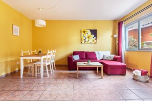TV, DVD player - Apartment 'Parque Las Flores' with Sea View, Shared Pool, Balcony & Wi-Fi (Puerto de la Cruz)