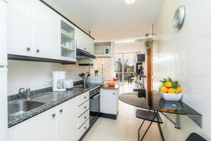 Frigorífico, microondas, horno y placa de cocina