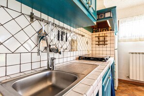 Een koelkast, een oven, een kookplaat, een vaatwasser