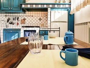 Een koelkast, een oven, een kookplaat, een vaatwasser