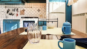 Een koelkast, een oven, een kookplaat, een vaatwasser