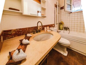 Shower, towels - Apartment 'Casa Zuccale' with Sea View, Shared Pool and Terraces (Capoliveri)