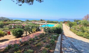 Property grounds - Apartment 'Casa Zuccale' with Sea View, Shared Pool & Terraces (Capoliveri)