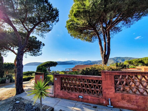 Property grounds - Apartment 'Casa Zuccale' with Sea View, Shared Pool & Terraces (Capoliveri)