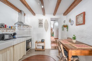 Fridge, microwave, oven, stovetop - Casa Don Diego: Mountain Views, Wi-Fi, and Air Conditioning (Ardales)