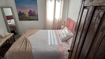 2 slaapkamers, een strijkplank/strijkijzer, gratis wifi, beddengoed