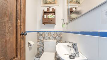 Douche, sèche-cheveux, serviettes fournies