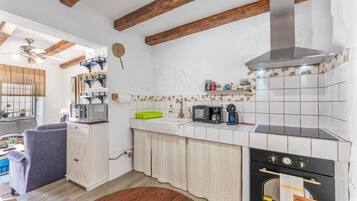 Een koelkast, een magnetron, een oven, een kookplaat