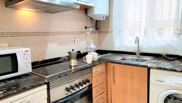 Frigorífico, microondas, horno y placa de cocina