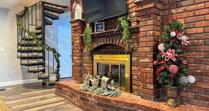 Waterfront Yard, Dock + Game Room: Linn Creek Home