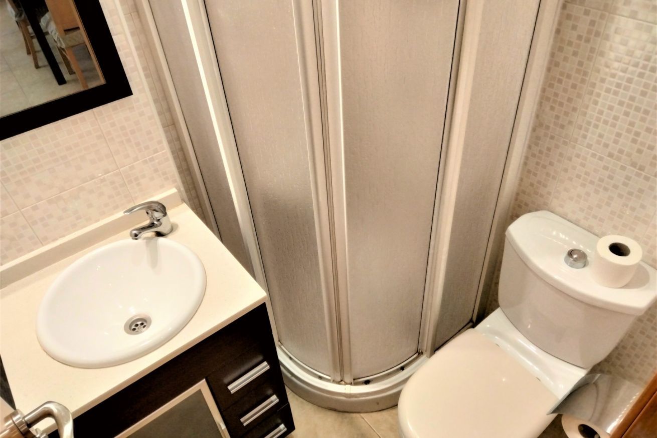 Une salle de bain équipée d’un lavabo, de toilettes et d’une douche.