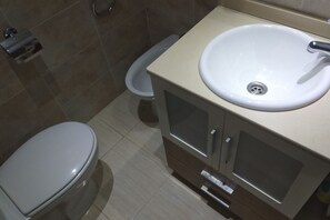 Combined shower/bathtub, bidet