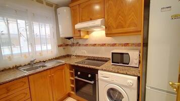 Frigorífico, microondas, horno y placa de cocina