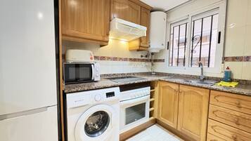 Frigorífico, microondas, horno y placa de cocina