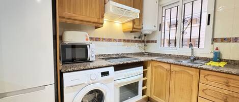 Kühlschrank, Mikrowelle, Ofen, Herdplatte