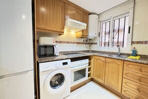 Frigorífico, microondas, horno y placa de cocina