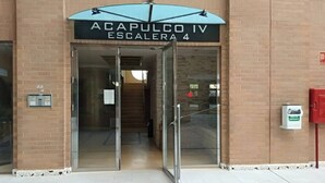 L’entrée d’un immeuble, sur laquelle on peut lire l’inscription : « ACAPULCO IV, ESCALERA 4 ».
