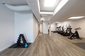 Fitness facility - Amazing Spacious Log Cabin 15K Sq-Hot Tubs-Mountain Views (Charles Town)