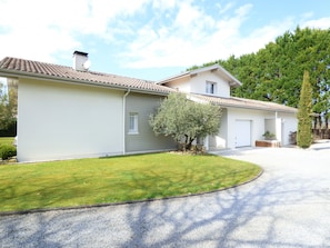 A two-story house with a covered driveway and a well-maintained lawn. - NEW! Villa 12 persons with heated pool, 5 bedrooms, huge garden, close beach (Léon)