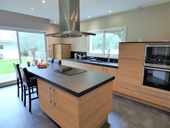 Kjøleskap, mikrobølgeovn, ovn og kokeplater