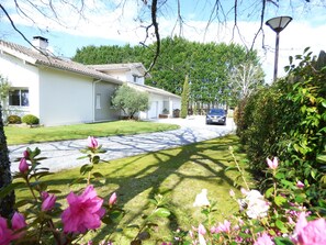 A residential house with a driveway leading to a parked car. - NEW! Villa 12 persons with heated pool, 5 bedrooms, huge garden, close beach (Léon)