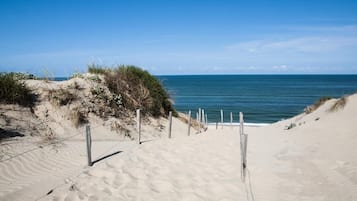 Una spiaggia nelle vicinanze