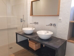 Badewanne, Haartrockner, Handtücher, Toilettenpapier