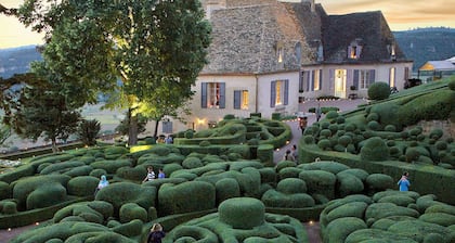 Maison de caractÚre en pierres, entiÚrement rénovée avec piscine, 12 pers