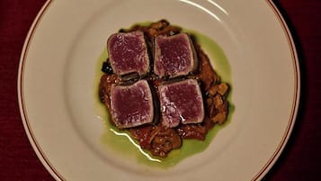 Un plato con un plato etiquetado 'CARMINA' sobre una mesa.