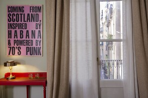 Habitación Deluxe doble con Balcón | Caja fuerte, cortinas opacas, sistema de insonorización y wifi gratis