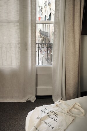 Deluxe Double Room With Balcony | In-room safe, blackout drapes, soundproofing, free WiFi - chic&basic Habana Hoose (Barcelona)