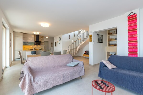 Casa familiar, varias habitaciones, 2 baños, junto a la montaña (Panorama Seaview Kolomban) | Área de sala de estar | Televisión de 21 pulgadas con canales digitales y tenis de mesa 