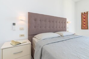 Familie huis, meerdere slaapkamers, 2 badkamers, uitzicht op gebergte (Panorama Seaview Kolomban) | 2 slaapkamers, een laptopwerkplek, gratis wifi, beddengoed